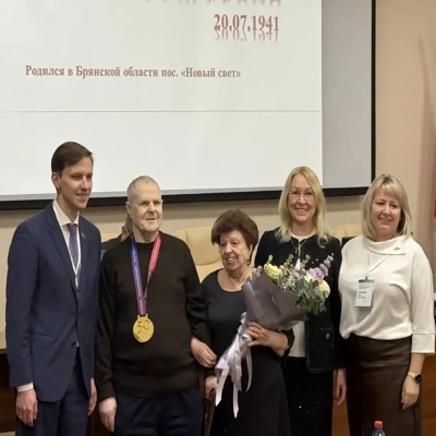 Первым жителем Красноярского края, получившим особенную награду, стал Петр Сергеевич Журин. Петр Сергеевич живет с сахарным диабетом 1 типа более полувека. Диагноз ему поставили в 1969 году. По словам врачей и родных, поддерживать привычный образ жизни и оставаться активным обладателю награды помогают своевременные консультации, строгое следование рекомендациям специалистов, самодисциплина, семья и увлечения.